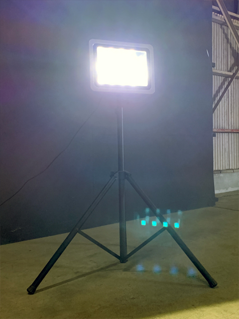 200W ＬＥＤ投光器（昼光色）（スタンド付き）